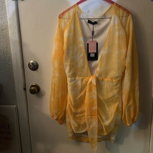 PrettyLittleThing Yellow/White Mini Dress 4 Deep V Long Sleeve Coquette Girl - Picture 1 of 11